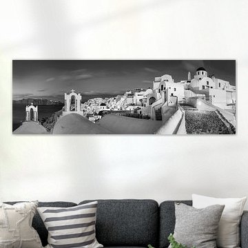 Santorin am Morgen mit dem Dorf Oia. Schwarzweiss Bild.