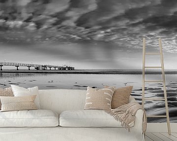 Ochtend op het strand van Scharbeutz. Zwart-wit foto. van Manfred Voss, Schwarz-weiss Fotografie