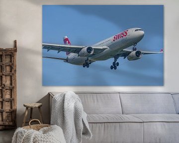 SWISS Airbus A330-300 kurz vor der Landung. von Jaap van den Berg