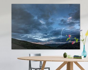 Abenddämmerung in einer Landschaft mit Blitzlichtgewitter. von Albert Brunsting