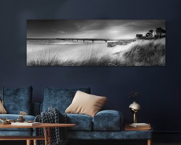 Panorama Sonnenaufgang am Strand von Scharbeutz in schwarzweiss  von Manfred Voss, Schwarz-weiss Fotografie