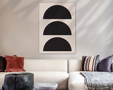 Organische, geometrische abstracte zwarte vormen tegen een beige achtergrond van Studio Allee