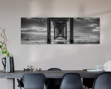 Brug bij de zee in de zonsondergang in zwart-wit . van Manfred Voss, Zwart-Wit Fotografie