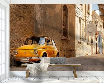 Oude gele Fiat 500 in Syracuse op Sicilië, Italië. van Ron van der Stappen