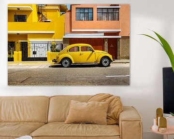 Oude gele VW Kever in Lima, Peru.