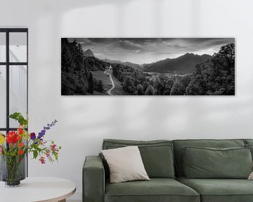 Panorama van de Alpen met Garmisch Partenkirchen in zwart-wit. van Manfred Voss, Schwarz-weiss Fotografie