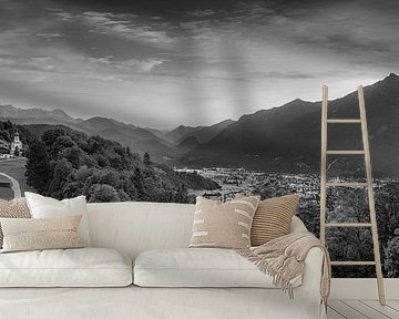 Alpen Panorama mit Garmisch Partenkirchen in schwarzweiss .