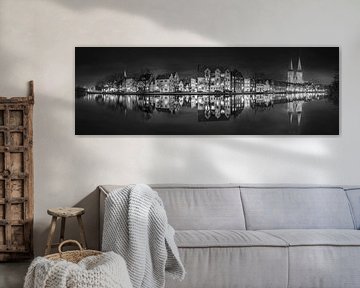 Lübeck met schilderswijk in de oude stad in zwart-wit . van Manfred Voss, Schwarz-weiss Fotografie