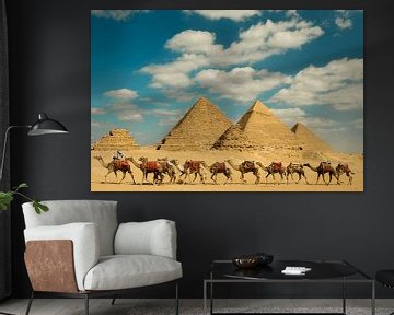 Kamelen en piramides van Aydin Adnan
