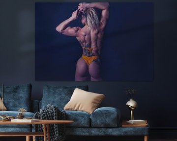 Fitness Frau im gelben Bikini zurück 01 von FotoDennis.com | Werk op de Muur