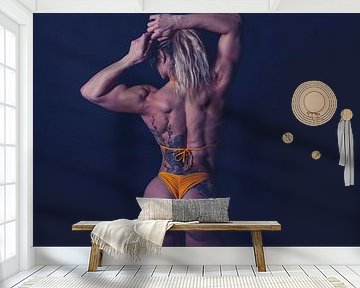 Fitness vrouw in gele bikini rug 01 van FotoDennis.com | Werk op de Muur