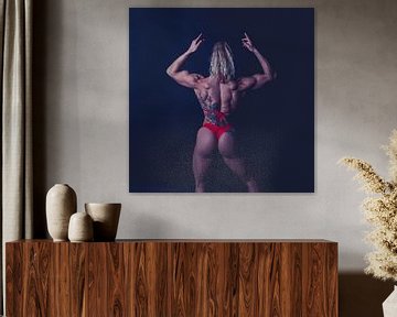 Femme en forme en bikini rouge dos 03 sur FotoDennis.com | Werk op de Muur