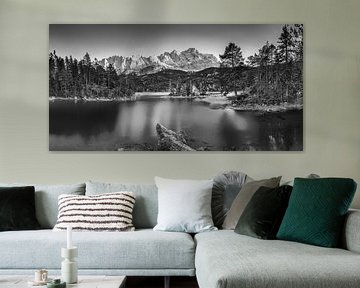 Le lac Eibsee en Bavière avec la Zugspitze en noir et blanc . sur Manfred Voss, Schwarz-weiss Fotografie