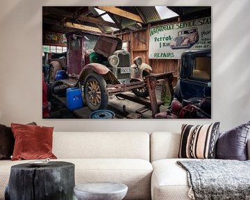 Garage met oldtimers in Waimamaku Nieuw Zeeland van Albert Brunsting