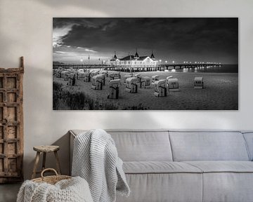 Strand en pier van Ahlbeck in de avond. Zwart-wit beeld. van Manfred Voss, Schwarz-weiss Fotografie