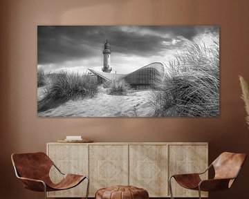 Leuchtturm am Strand von Warnemünde in schwarzweiss von Manfred Voss, Schwarz-weiss Fotografie
