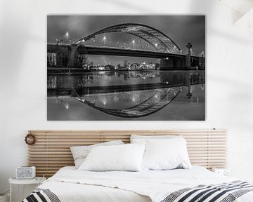 Brienenoord-Brücke spiegelt sich in Schwarz und Weiß von Kees Dorsman