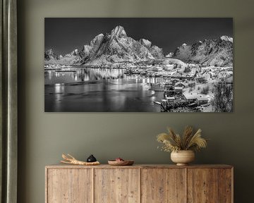 Winterlandschap van de Lofoten in Noorwegen. Zwart-wit beeld. van Manfred Voss, Schwarz-weiss Fotografie