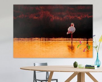 Schemerlicht Reflectie - Flamingo in Gouden Uur van Femke Ketelaar