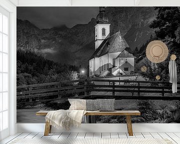 Kirche in den Bergen am Abend. Schwarzweiss Bild.