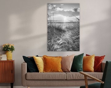 Zonsopgang op het strand van de Oostzee in zwart en wit . van Manfred Voss, Zwart-Wit Fotografie