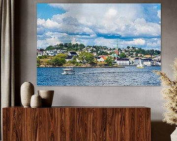 Blick auf die Stadt Arendal mit Boot in Norwegen