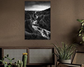 Canyon kloof met rivierloop op IJsland in zwart en wit . van Manfred Voss, Schwarz-weiss Fotografie