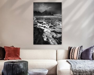 Landschaft auf Island im stürmischen Wetter. Schwarzweiß Bild. van Manfred Voss, Schwarz-weiss Fotografie