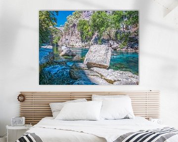 Felsen im Fluss Blick auf die Brücke der Koprulu-Schlucht von Nature Life Ambience