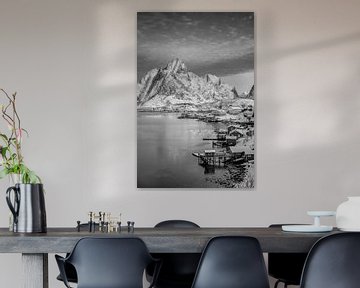 Village de pêcheurs sur les îles Lofoten en Norvège en noir et blanc . sur Manfred Voss, Schwarz-weiss Fotografie