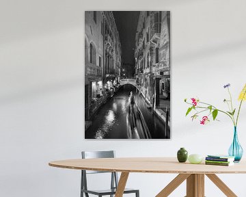 Romantische Gasse in Venedig mit Gondel in schwarzweiß von Manfred Voss, Schwarz-weiss Fotografie