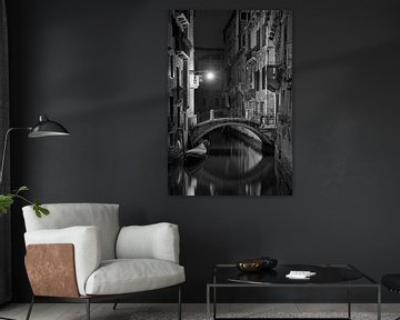 Ruelle romantique à Venise le soir. Image en noir et blanc. sur Manfred Voss, Schwarz-weiss Fotografie