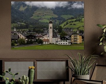 Dorfansicht von Döllach mit tief hängenden Wolken von Sander Groenendijk