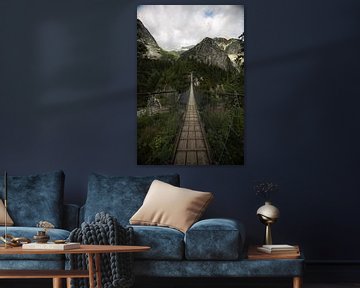 Le garçon sur le pont suspendu dans la forêt suisse sur Nina Robin Photography