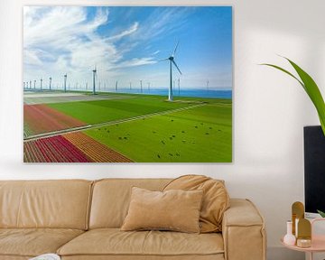 Tulpen bloeien in het voorjaar van bovenaf gezien met windmolens in de achtergrond van Sjoerd van der Wal Fotografie