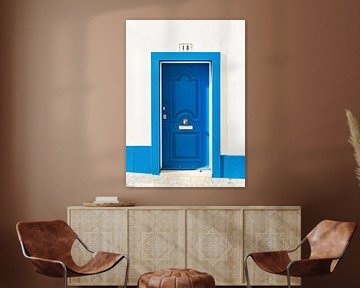 Blaue und weiße Tür in Ericeira, Portugal von Adelheid Smitt