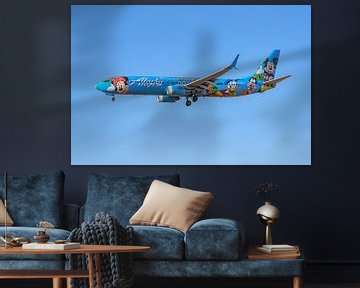 Alaska Airlines Boeing 737-900 in Disney kleuren. van Jaap van den Berg