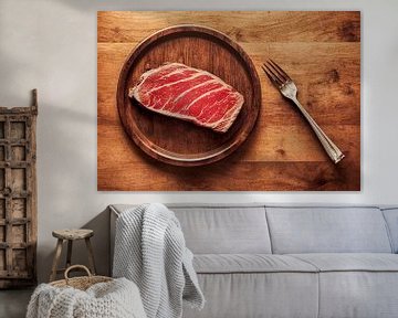 verse biefstuk op een houten bord Illustratie van Animaflora PicsStock