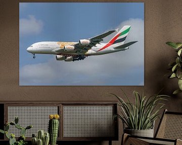 Emirates Airbus A380 gaat landen op Schiphol.