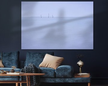 Visstokken in zee tegen het vallen van de avond 2 | Blauw, Long Exposure, Minimal Art, Nederland van Merlijn Arina Photography
