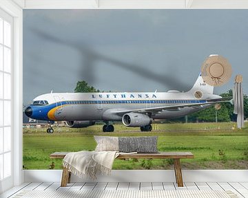 Lufthansa Airbus A321 in retro kleuren bezoekt Schiphol. van Jaap van den Berg