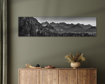 Alpes avec le château de Neuschwanstein en noir et blanc sur Manfred Voss, Schwarz-weiss Fotografie