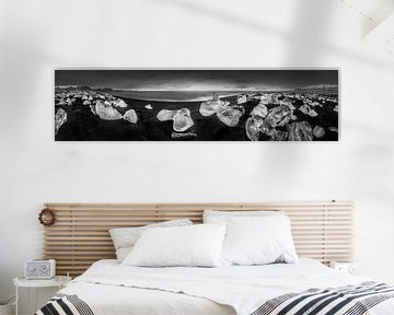 Icebergs sur la plage de Diamond Beach en Islande en noir et blanc sur Manfred Voss, Schwarz-weiss Fotografie