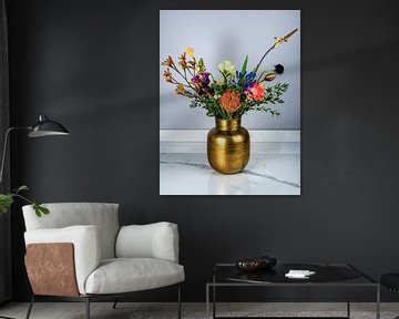 Blumenstrauß in goldener Vase von Marjolein van Middelkoop