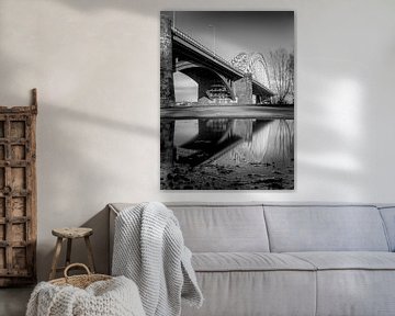 Image miroir du pont de Waal en noir et blanc