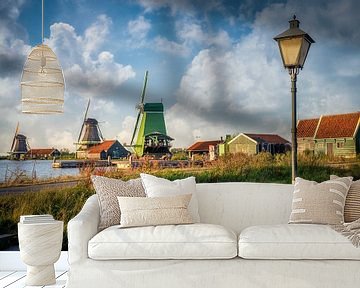 Windmolens en lantaarnpaal met wolken op de Zaans schans in Zaandam. van Bart Ros