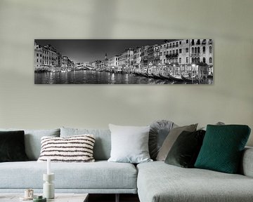 Grand Canal de Venise avec le pont du Rialto en noir et blanc sur Manfred Voss, Schwarz-weiss Fotografie