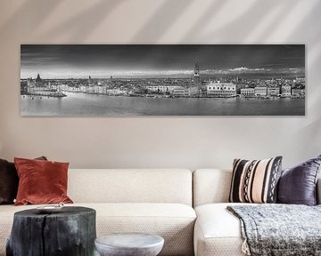 Skyline Panorama von Venedig in Italien. Schwarzweiß Bild. von Manfred Voss, Schwarz-weiss Fotografie