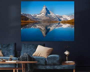 De Matterhorn bij Zermatt weerspiegeling in de Stellisee van Menno Boermans