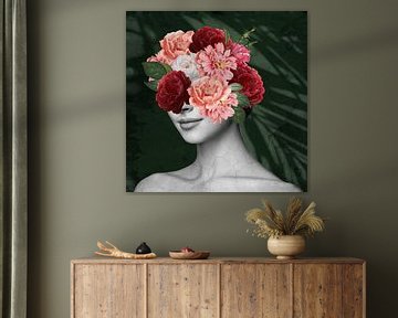 Portret vrouw met bloemen met lieveheersbeestje